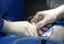 8-сантиметрового червя извлекли из головы женщины в Китае