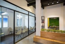 Стеклянные перегородки на заказ: виды, профили, системы открывания