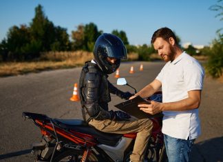 Программа обучения вождению мотоцикла: что вас ждёт от первого занятия до прав