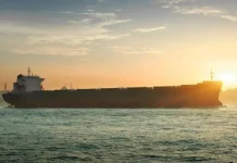 Иранские военные захватили два судна в Ормузском проливе