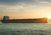 Иранский супертанкер преодолел морскую блокаду США в Ормузском проливе