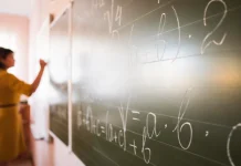 Месть за двойки: школьник выдал свою учительницу за секс-работницу в Сети