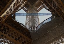 Между опорами Эйфелевой башни в Париже открылся подвесной мост