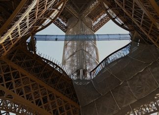 Между опорами Эйфелевой башни в Париже открылся подвесной мост