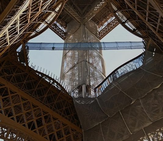 Между опорами Эйфелевой башни в Париже открылся подвесной мост
