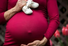 «Пинал ногами в живот»: женщина дважды потеряла детей из-за избиений мужа и его родственников