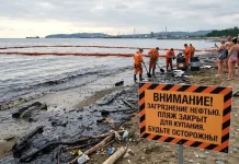 Пятно нефти в 10 тысяч «квадратов» под Туапсе: что нужно знать туристам о состоянии пляжей