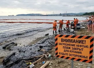 Пятно нефти в 10 тысяч «квадратов» под Туапсе: что нужно знать туристам о состоянии пляжей