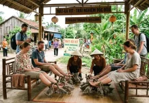 Российские туристы стекаются во вьетнамскую деревню, чтобы попробовать необычный «утиный массаж»