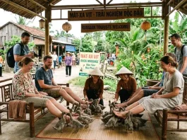 Российские туристы стекаются во вьетнамскую деревню, чтобы попробовать необычный «утиный массаж»