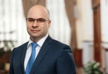 Стилист Баженова раскрыла смысл галстука с крысами у топ-менеджера ЦБ РФ