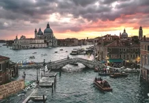 Успеть увидеть до катастрофы: названы страны и города, которые скоро исчезнут