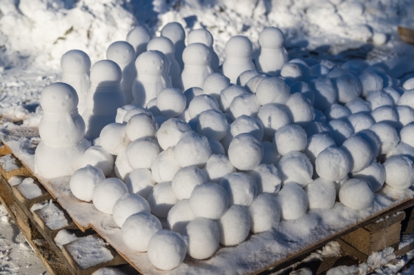 Катапульту для снежков испытали ко Дню студента в Новосибирске