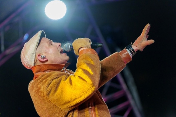 Перелом мизинца получил Митя Фомин в борьбе за 10 млн на шоу «Выжить в Самарканде»