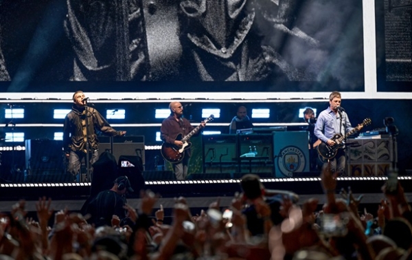 Легендарная группа Oasis впервые за 16 лет вышла на сцену вместе