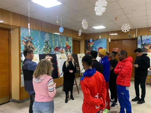 Боксеры из Республики Куба посетили фотовыставку "Жены героев" в Доме офицеров