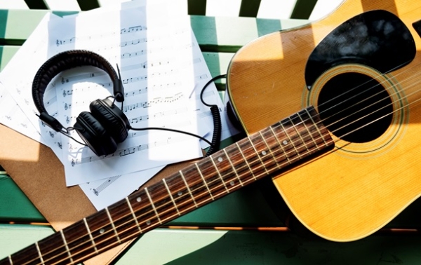 Стали проще и эгоистичнее: ученые проанализировали изменения в песнях