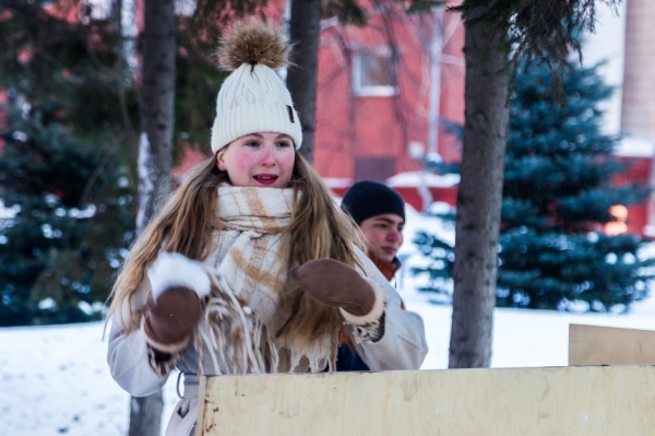 Катапульту для снежков испытали ко Дню студента в Новосибирске