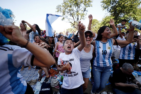 Посмотрите на Буэнос-Айрес после выхода Аргентины в финал. Фанаты даже в особняке Марадоны!