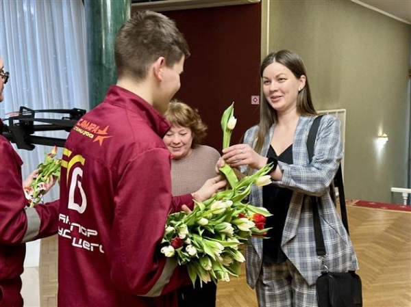 Компания "Транспорт будущего" поздравила женщин с праздником весны