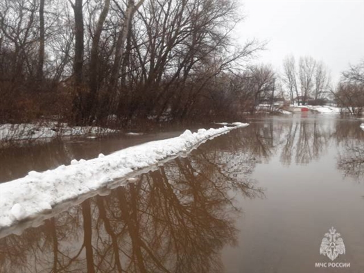 В Кинель-Черкасском районе из-за паводка подтоплен мост 