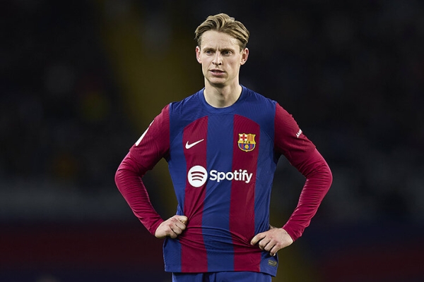 «Меня бесит, что пишет пресса». Френки де Йонг зол из-за инсайдов о зарплате в «Барсе»