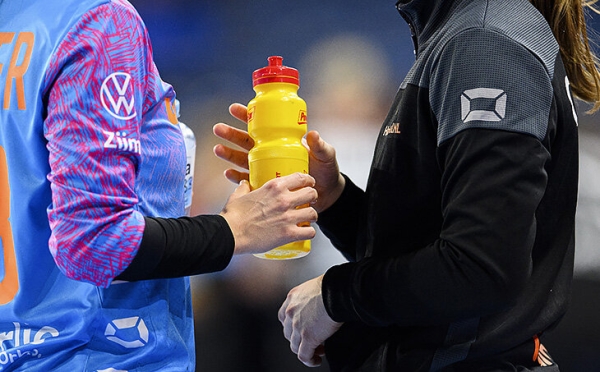 В спортивной бутылке больше бактерий, чем на ободке унитаза. Стоп! Что? Как не заразиться?