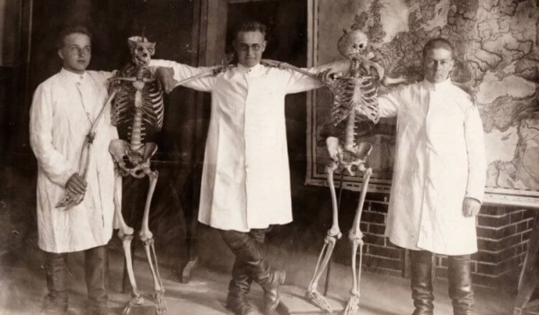 Почему у врачей белые халаты, а у хирургов — синие или зеленые - Hi-News.ru