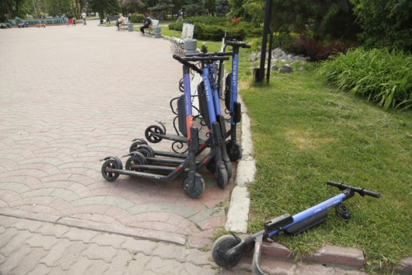 Кататься на самокатах по лужам запретили жителям Новосибирска