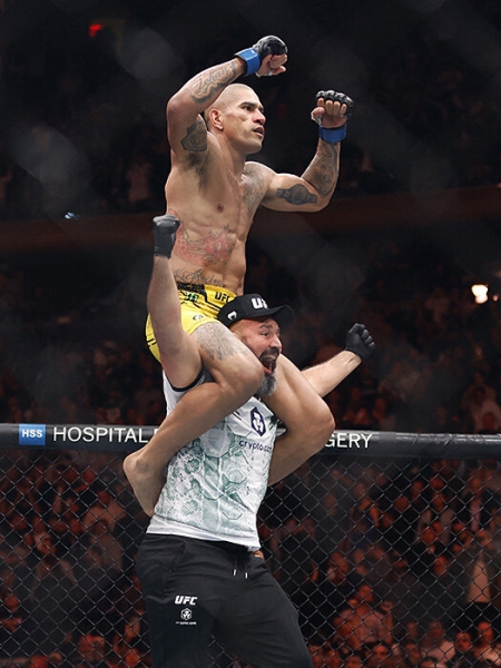 Перейра забрал пояс еще и в полутяжах UFC – хотя все спорят из-за ранней остановки