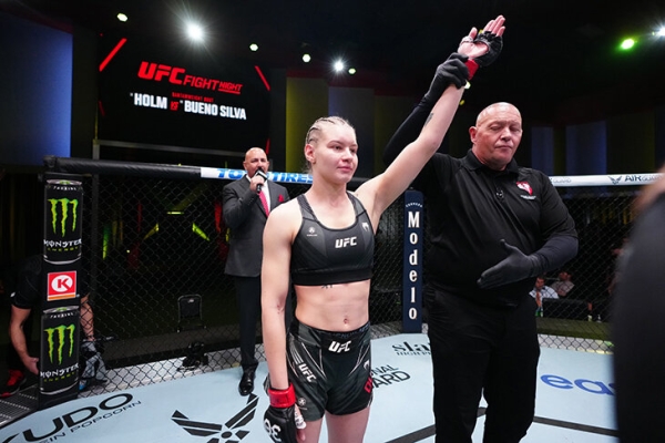 Тяжелый бой русской красавицы в UFC: вышла под Shaman и победила, хотя кричала «Не получается»