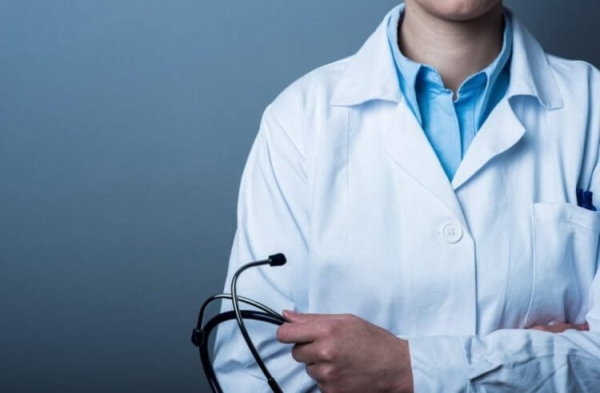 Почему у врачей белые халаты, а у хирургов — синие или зеленые - Hi-News.ru