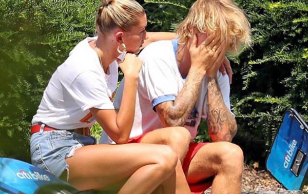 Бибер расплакался во время прогулки с невестой