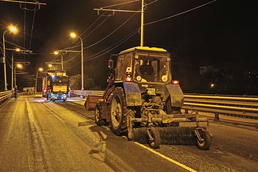 Дорожные рабочие сняли старый асфальт на мосту через реку Самару