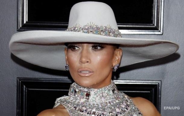 "Бабушкин наряд": Джей Ло раскритиковали на Грэмми