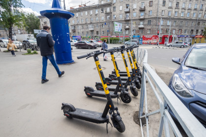 Кататься на самокатах по лужам запретили жителям Новосибирска