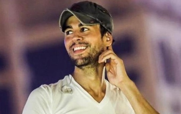 Иглесиас растрогал танцем с новорожденной дочкой