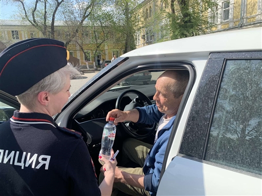 В Самаре сотрудники ГИБДД вручали подарки трезвым водителям