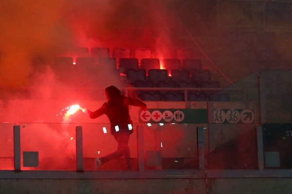 Стеклянная бутылка в голову, четыре красных: матч «Рома» – «Лацио» стал чем-то диким