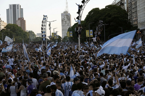 Посмотрите на Буэнос-Айрес после выхода Аргентины в финал. Фанаты даже в особняке Марадоны!