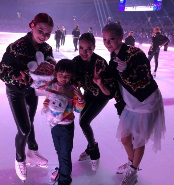 Наши фигуристы дали шоу в Китае: ледяная Щербакова, Трусова с огнем, Загитова с рукавами