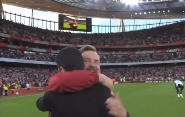 Фото дня – от Эдегора! Сам снял легендарного фотографа «Арсенала» на фоне ликующих трибун