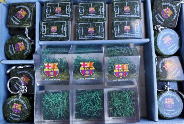 Креативный сувенир «Ростова» для фанатов: разыгрывают 60 кусочков старого газона. Символично!