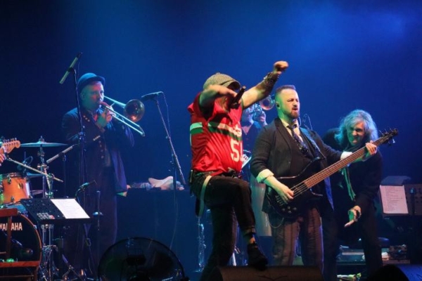 Гарик, ты исцеляешь – новосибирцы на «Локомотив-Арене» спели главные хиты Сукачева