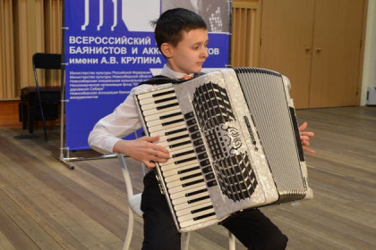 С баяном на велосипеде по Михайловской набережной проехал житель Новосибирска