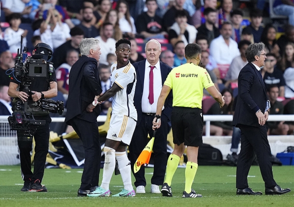 Винисиус издевался над фанатами «Барсы» – в ответ на оскорбления. Анчелотти пришлось уводить его за руку