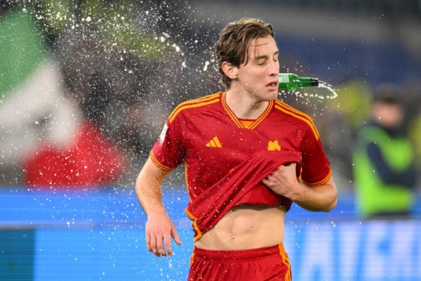 Стеклянная бутылка в голову, четыре красных: матч «Рома» – «Лацио» стал чем-то диким