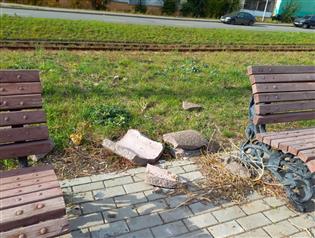 Грязные скамьи и сломанные деревья: аллея на ул. Ташкентской спустя шесть лет после реконструкции