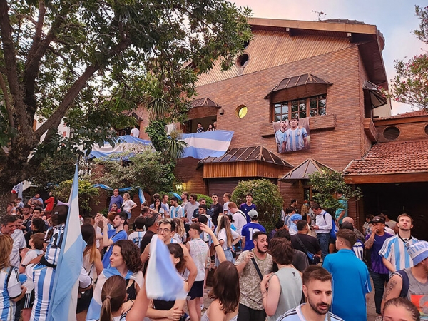 Посмотрите на Буэнос-Айрес после выхода Аргентины в финал. Фанаты даже в особняке Марадоны!
