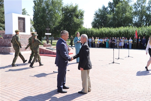 В День ветеранов боевых действий в Большеглушицком районе открыли два памятника воинам спецоперации